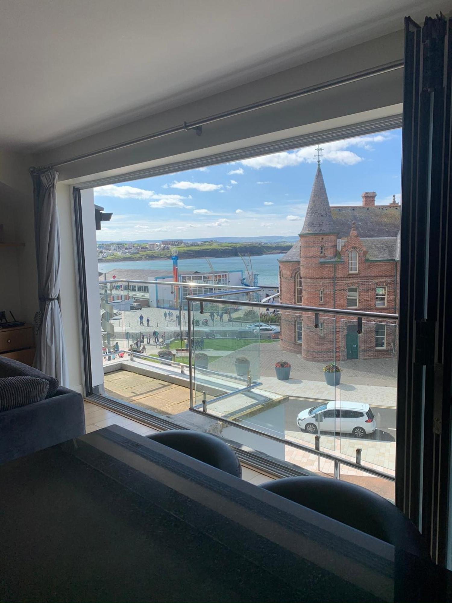 Penthouse Apartment - Town Centre, Sea Views, Secure Parking Portrush Exteriér fotografie
